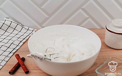 В это время приготовьте белковый крем. Миксером взбейте яичные белки – 1-2 минуты. Всыпьте к ним сахарную пудру, не прекращая взбивать. Взбивайте еще 10 минут. Добавьте лимонную кислоту, взбивайте еще пару минут. В конце добавьте крахмал и взбивайте еще 1 минуту.