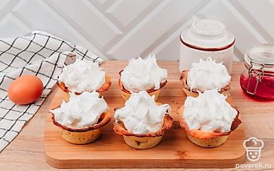 Готовые корзиночки достаньте из духовки. Затем внутрь корзиночек выложие малиновое варенье, а сверху – взбитые белки.