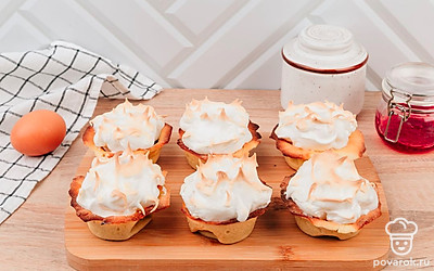 Запекайте корзинки с кремом 40-50 минут в духовке при 140⁰С. Меренга должна получиться слегка кремовой. Перед подачей охладите десерт.