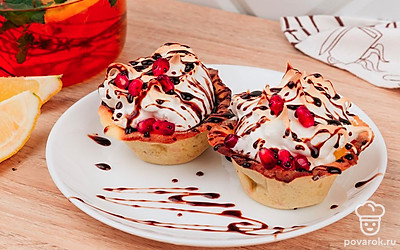 Украсьте десерт шоколадным сиропом и гранатом. Немного сиропа можно полить и на тарелку.