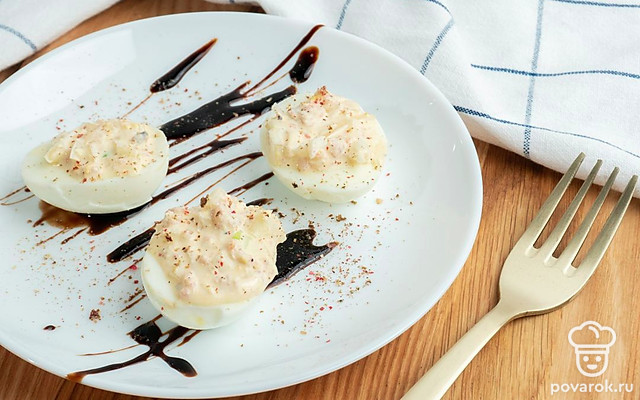 Фаршированные яйца мясом криля — Рецепт с фото