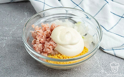 Очистите куриные яйца, разрежьте их пополам, удалите желток с помощью чайной ложки. Куриный желток мелко нарубите, смешайте вместе с майонезом, мясом криля в отдельной посуде. Приправьте готовую начинку солью и перцем.