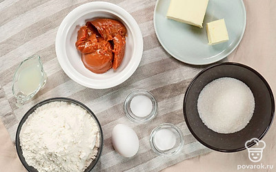 Для приготовления печенья "Орешки" заранее достаньте из холодильника сливочное масло — оно должно быть размягченным. Если сгущенное молоко не вареное, его необходимо сварить. Для этого поместите банку со сгущенкой в глубокую кастрюлю, залейте холодной водой, доведите до кипения и варите в течение 2 часов, следя, чтобы не выкипала вода. После этого достаньте банку и залейте холодной водой, чтобы сгущенка быстрее остыла.