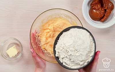 Приготовьте тесто. В глубокой миске тщательно смешайте размягченное масло, сахар, соль и яйца. Соду погасите лимонным соком, добавьте ее в тесто и снова тщательно вымешайте. Постепенно всыпайте в тесто муку и, равномерно перемешивая, замесите некрутое, мягкое тесто.