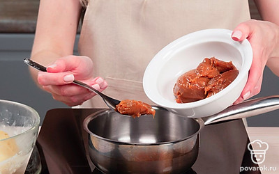 Приготовьте начинку. На водяной бане растопите сливочное масло (кипятить не надо) и смешайте с вареным сгущенным молоком до однородности.