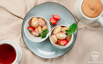 Готовое печенье "Орешки" подавайте к чаю или кофе, выложив в глубокую керамическую тарелку. Сервируя печенье, можете посыпать его сверху сахарной пудрой и украсить парой веточек свежей мяты.