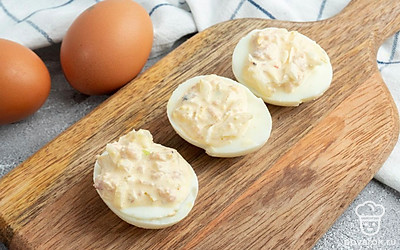 Выложите начинку в яичный белок, равномерно распределите ее.