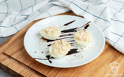 Украсьте фаршированные яйца перед подаче на стол.