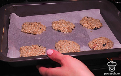 Разогрейте духовку до 180 градусов и поставьте внутрь получившееся овсяное печенье на 15-18 минут.