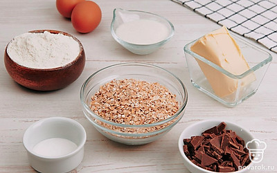 Выложите на стол все ингредиенты для удобства приготовления. Заранее достаньте из холодильника масло, чтобы оно стало мягким. Помойте яйца.