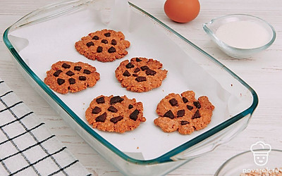 Выпекайте печенье 10 минут в разогретой до 190 градусов духовке.