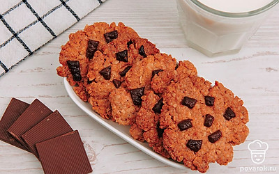 Используйте горький, молочный и белый шоколад. Разломайте на мелкие кусочки и выложите на печенье разноцветной мозаикой.