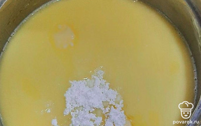 В сотейник налейте теплое молоко. Добавьте масло, сахар, соль, немного муки и дрожжи.