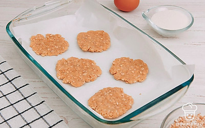 Застелите противень пергаментной бумагой. Из теста сформируйте печенье нужной формы выложите на противень.