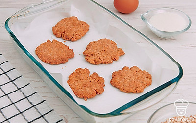 Выпекать печенье нужно минут 10 в разогретой до 180-200 градусов духовке.