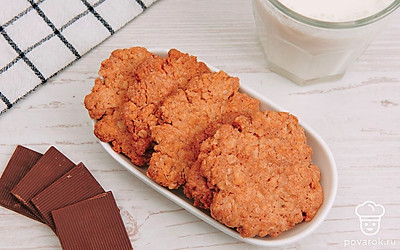 Добавьте в тесто орехи, мюсли, шоколадное драже.