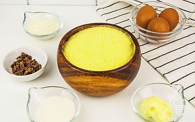 Поместите сливочное масло в комнатную температуру на 30 минут. Измельчите шоколад. Поставьте духовку разогреваться до 180 °C.