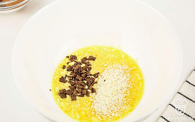 Добавьте в смесь кокосовую стружку и измельченный шоколад.