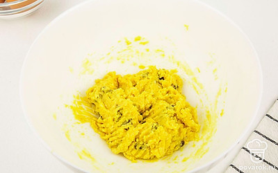 Добавьте кукурузную муку и сахар, перемешайте.