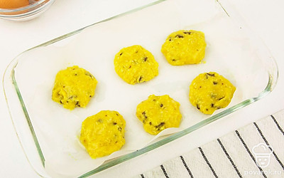 Возьмите противень, на пергаментную бумагу выложите сформированное из теста печенье. Поставьте в разогретую до 180 °C духовку на 25-30 минут до появления на печенье золотистой корочки.