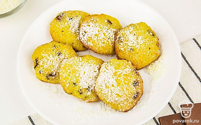 Выложите готовое печенье на красивую тарелку и посыпьте его сверху сахарной пудрой.