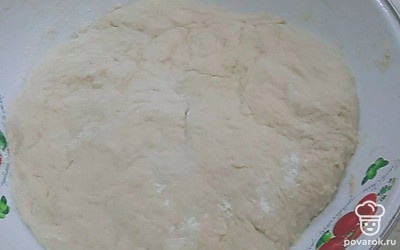 Затем добавьте еще немного муки. Оставьте на время. Тесто поднимется.