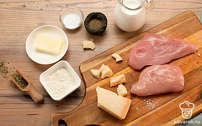 Промойте куриное филе и зачистите его от пленок и лишнего жира. Натрите сыр на мелкой терке. Разогрейте духовку до 180°С и подготовьте кокотницы.