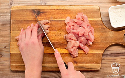 Куриное филе нарежьте брусками.