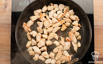 В сковороде с растопленным сливочным маслом около 10 минут обжаривайте, помешивая, куриное филе на сильном огне до появления румяной корочки.