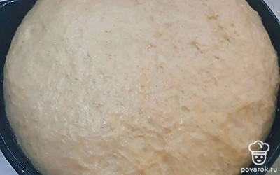 Когда тесто поднимется, начните формировать ватрушки.