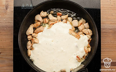 Залейте филе сливочно-мучной смесью и, помешивая, доведите до кипения. Убавьте огонь и тушите около 2 минут.