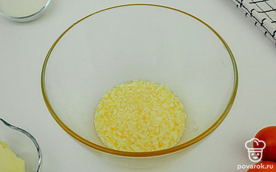 Разбейте яйца в глубокую емкость, добавьте разрыхлитель и сливочное масло. Перемешайте до однородного состояния.