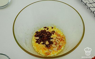 Добавьте нарезанный на кусочки шоколад и арахис, перемешайте все еще раз.