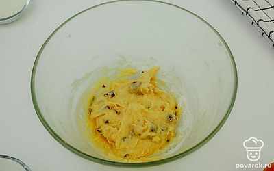 Добавьте муку. Тщательно перемешайте до однородного состояния. Будьте внимательны и следите, чтобы не появились комочки.