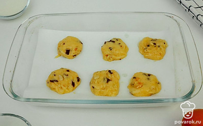 Возьмите форму, застелите ее бумагой для выпечки и выложите получившуюся массу, формируя при этом печенье.