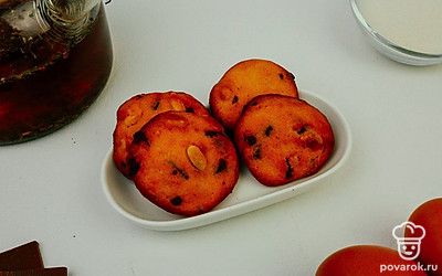 Украсьте печенье сахарной пудрой или цветной кондитерской посыпкой.