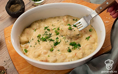 Подавайте блюдо в кокотницах.