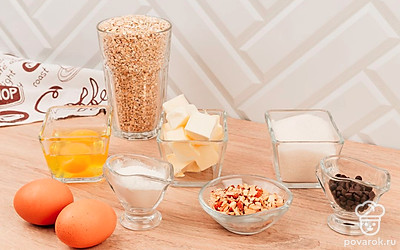 Яйца помойте. Разогрейте духовку до 180⁰С. Сливочное масло достаньте из холодильника за 30 минут до начала приготовления. Шоколад натрите до состояния стружки.