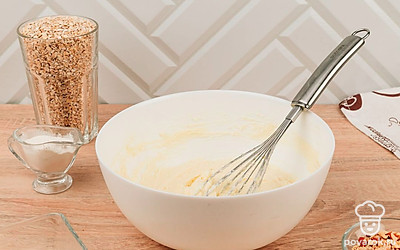 В миске смешайте мягкое сливочное масло, сахар и соль.