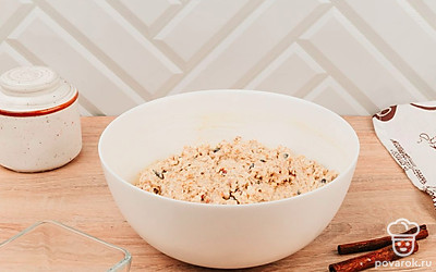 К маслу добавьте овсяные хлопья, яйца, муку, орехи и шоколад. Тщательно перемешайте.