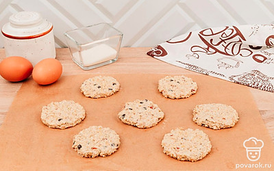 Из полученной массы слепите печенье. Противень выстелите пергаментом. Выложите на пергамент печенье.