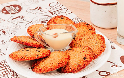 Подать печенье можно с кремом, сгущённым молоком или джемом.