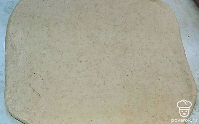 Раскатайте тесто.