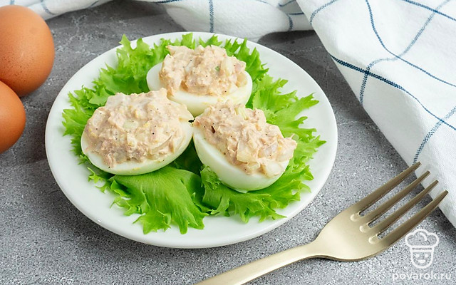 Яйца, фаршированные тунцом и репчатым луком — Рецепт с фото