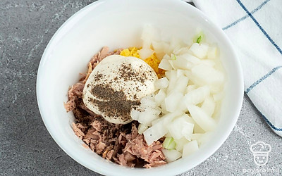 Очистите яйца, разрежьте их на половинки, удалите желток чайной ложкой. Желток и лук мелко нарубите, перемешайте их с майонезом и мясом тунца в отдельной посуде. Приправьте солью и перцем по вкусу.