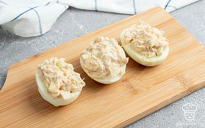 Заполните яйца, получившейся начинкой.