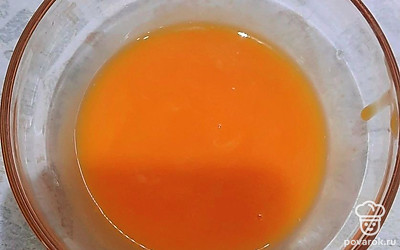 Для того, чтобы ватрушки были румяными, возьмите яйцо. Хорошо размешайте вилочкой. Смажьте этой смесью булочки.