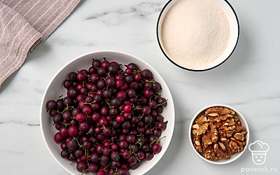 Промойте крыжовник под проточной водой. Подготовьте кухонные ножницы, кастрюлю, банку объемом 0,5 л с винтовой крышкой. Простерилизуйте банку и крышку в кипящей воде, на пару или в духовке.