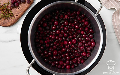 Отрежьте у крыжовника сухие хвостики и плодоножки при помощи ножниц. Переложите очищенные ягоды в кастрюлю.