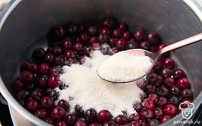 Засыпьте крыжовник сахаром и поставьте кастрюлю на средний огонь. Изредка помешивая ягодную массу, подождите, пока она закипит. Поварите в течение 5 минут, помешивая и снимая пену.